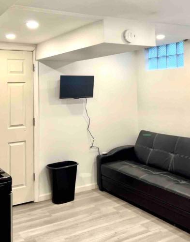 Modern Apartment in Suburban Baltimore! With Massage Table in Baltimore, USA