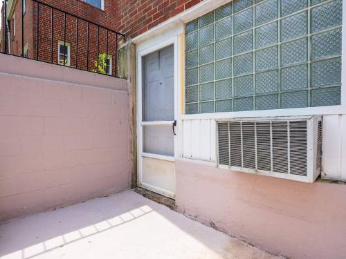 Modern Apartment in Suburban Baltimore! With Massage Table in Baltimore, USA