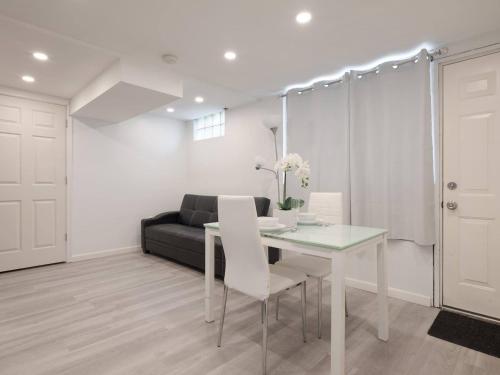 Modern Apartment in Suburban Baltimore! With Massage Table in Baltimore, USA