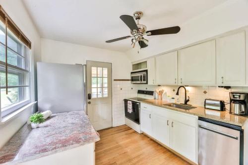 Hunter Hideaway with Hot Tub in Lanesville, USA