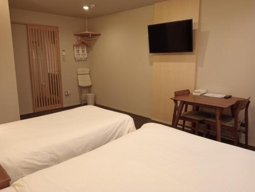 Standard Twin Room image 7