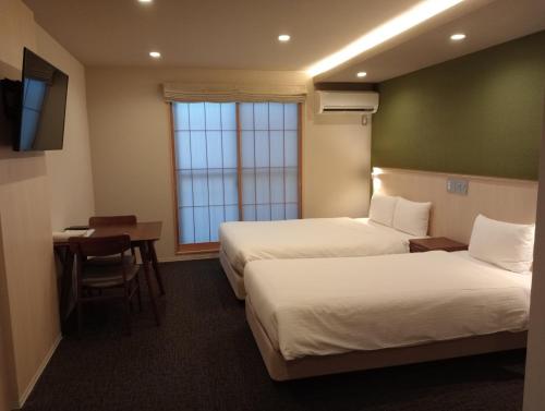 Standard Twin Room image 8