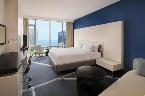 1 King Classic Club Lounge Access