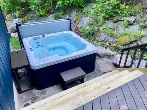 Mountain Lodge with Hot Tub & Fire Pit in Hensonville, USA