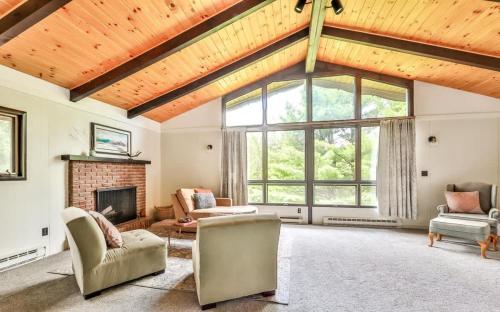 Mountain Lodge with Hot Tub & Fire Pit in Hensonville, USA