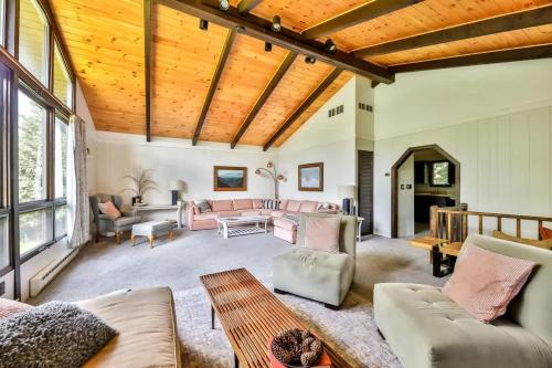 Mountain Lodge with Hot Tub & Fire Pit in Hensonville, USA