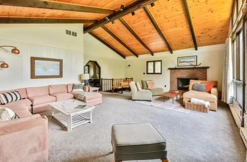Mountain Lodge with Hot Tub & Fire Pit in Hensonville, USA