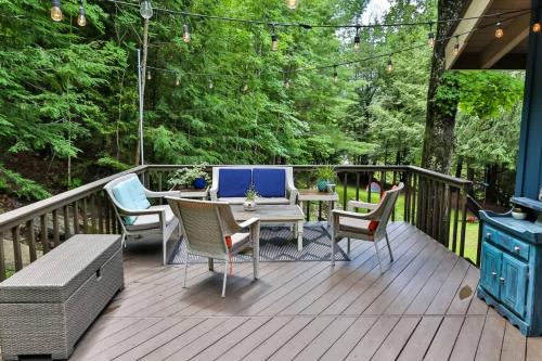 Mountain Lodge with Hot Tub & Fire Pit in Hensonville, USA
