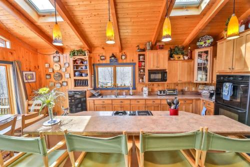 4 Bedroom Log Cabin with Stream and Great Location - image 8