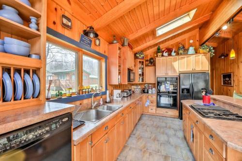 4 Bedroom Log Cabin with Stream and Great Location - image 14