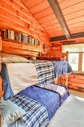 4 Bedroom Log Cabin with Stream and Great Location - image 2