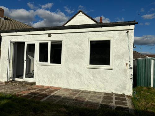 Exterior view, Brighton Bungalow Spacious 3BR, contractor friendly, close to University & near AMEX Stadium, parkin in Woodingdean