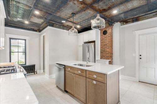 Charming Newly Renovated House Next Door to Track - image 12
