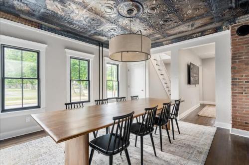 Charming Newly Renovated House Next Door to Track in Saratoga Springs, USA