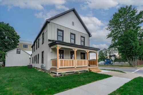 Charming Newly Renovated House Next Door to Track in Saratoga Springs, USA