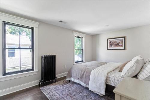 Charming Newly Renovated House Next Door to Track - image 3
