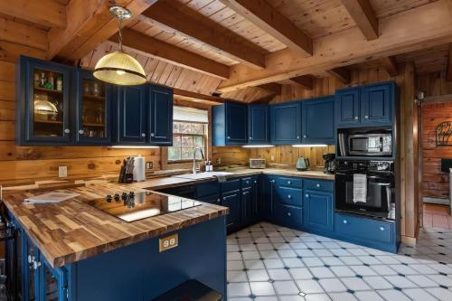Cozy Athens Cabin on the Lake with Hot Tub & Backyard in Athens, USA