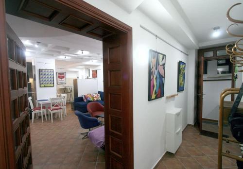 Warhol Apartment quiet with Retro Pop Art Flair in Zvezdara Beograd with workplaces and multiple beds - image 4