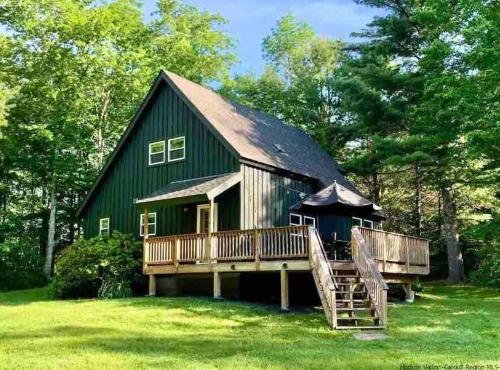 Private Retreat Minutes from Town & Both Mountains in Jewett, USA