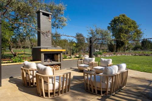 Peaceful Nelson getaway - spa pool, space & views in Brightwater