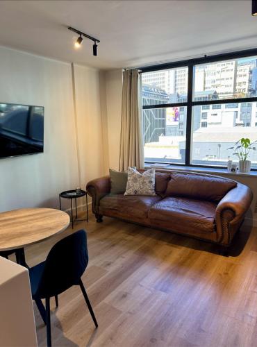 Modern Cape Town CBD Studio - Tap to explore photos