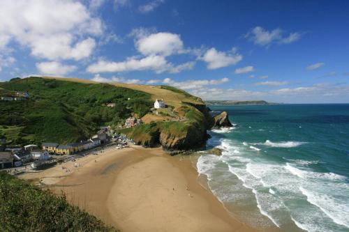 Tuvākā izklaides vieta, Castell Cwtch Llangrannog in Penbryn