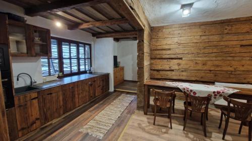 4 bedrooms, 8 beds