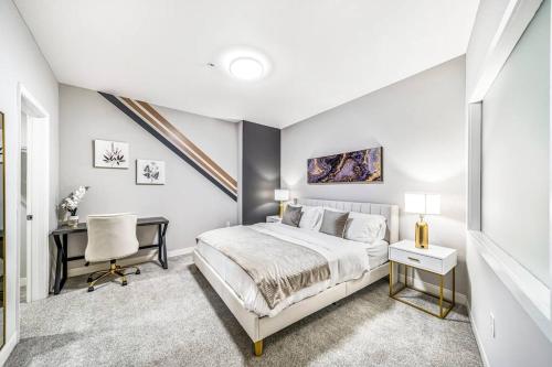 Modern 2 Bedroom with Heated Pool and Steam Room plus Gym at Playhouse 506 in Cleveland, USA