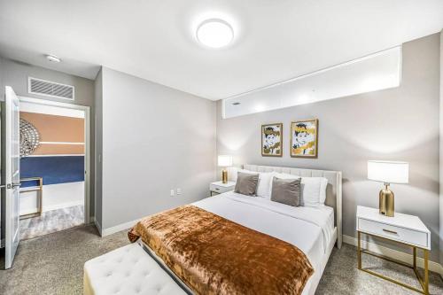 Modern 2 Bedroom with Heated Pool and Steam Room plus Gym at Playhouse 506 in Cleveland, USA