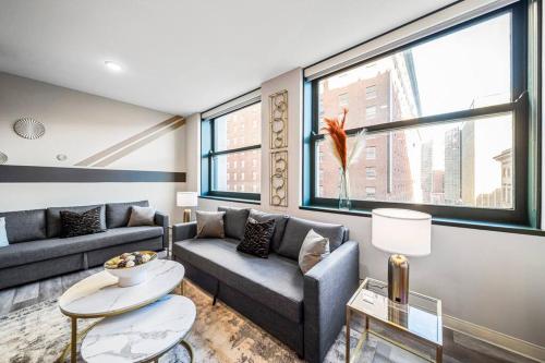 Modern 2 Bedroom with Heated Pool and Steam Room plus Gym at Playhouse 506 in Cleveland, USA
