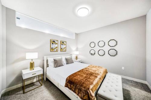 Modern 2 Bedroom with Heated Pool and Steam Room plus Gym at Playhouse 506 in Cleveland, USA