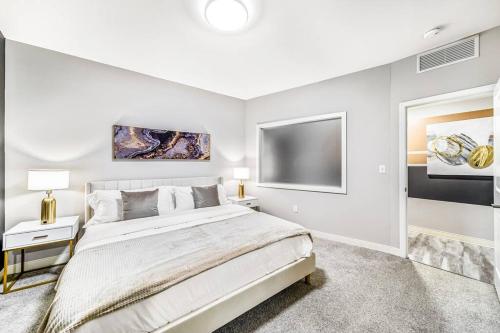 Modern 2 Bedroom with Heated Pool and Steam Room plus Gym at Playhouse 506 in Cleveland, USA