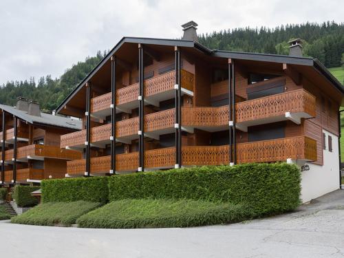 Appartement La Clusaz, 2 pièces, 4 personnes - FR-1-437-31 (Proche village, aux pistes et espace aquatique, 2 pieces + coin nuit, garage, animaux admis - FR-1-4) in ลา คูซา