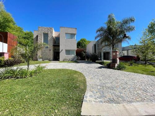 Amplia casa en barrio privado