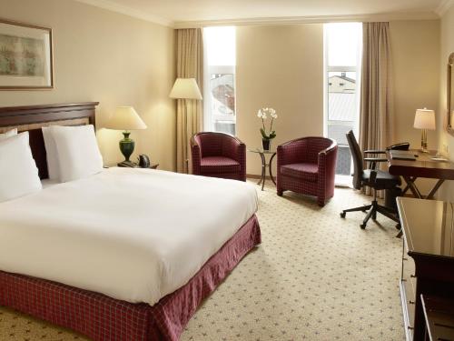 Deluxe King Room image 5