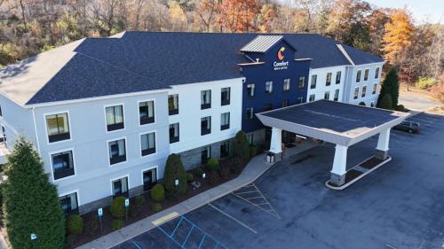 Comfort Inn & Suites - image 25