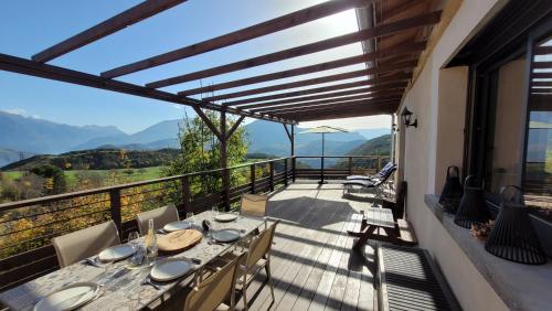 A környék, Maison La Valdiane vue lac et montagne in Rousset