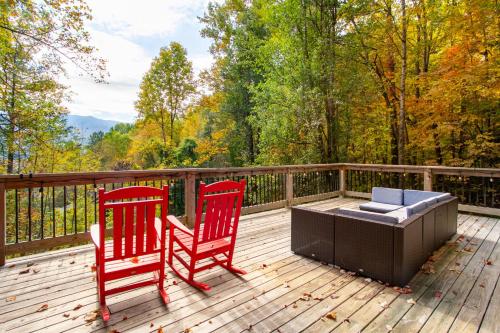 Birchwood Bliss Fireplace Grill Outdoor Lounge in Gatlinburg, USA