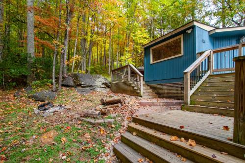 Birchwood Bliss Fireplace Grill Outdoor Lounge in Gatlinburg, USA