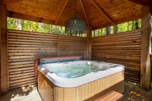 Birchwood Bliss Fireplace Grill Outdoor Lounge in Gatlinburg, USA