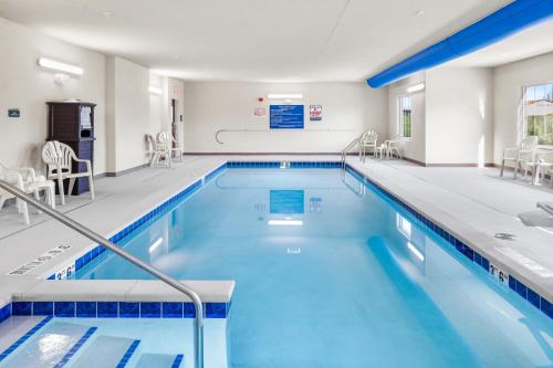 Cobblestone Hotel & Suites Denmark - Green Bay - image 12