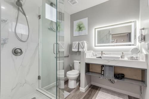 Stylish and Prestigious - 2 Bed 2 Bath On The Avenue