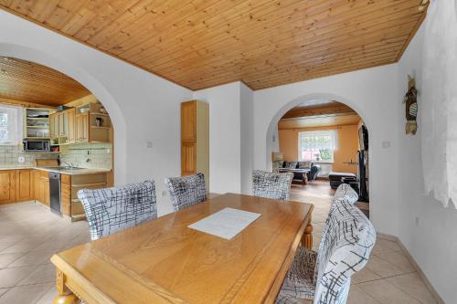 Chalupa Pod Studánkou (Chalupa Pod Studankou) in ชวาเลซ