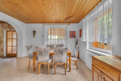 Chalupa Pod Studánkou (Chalupa Pod Studankou) in ชวาเลซ