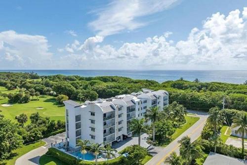 Modern spacious condo steps from the beach in Boca Raton, USA
