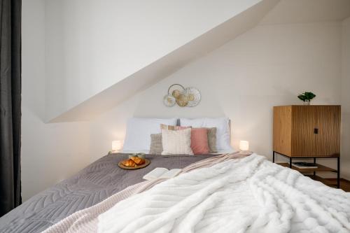 Prague Days - Two-bedroom Apartment with Workspace and Netflix in Nusle - image 10