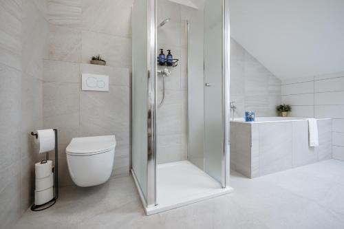 Prague Days - Two-bedroom Apartment with Workspace and Netflix in Nusle - image 13