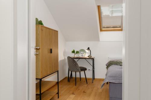Prague Days - Two-bedroom Apartment with Workspace and Netflix in Nusle - image 4