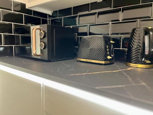 London Flat - Good Access To Central and more! - Tap to explore photos