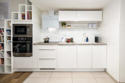 Prague Days - Cozy Studio with Netflix in Karlín - image 6